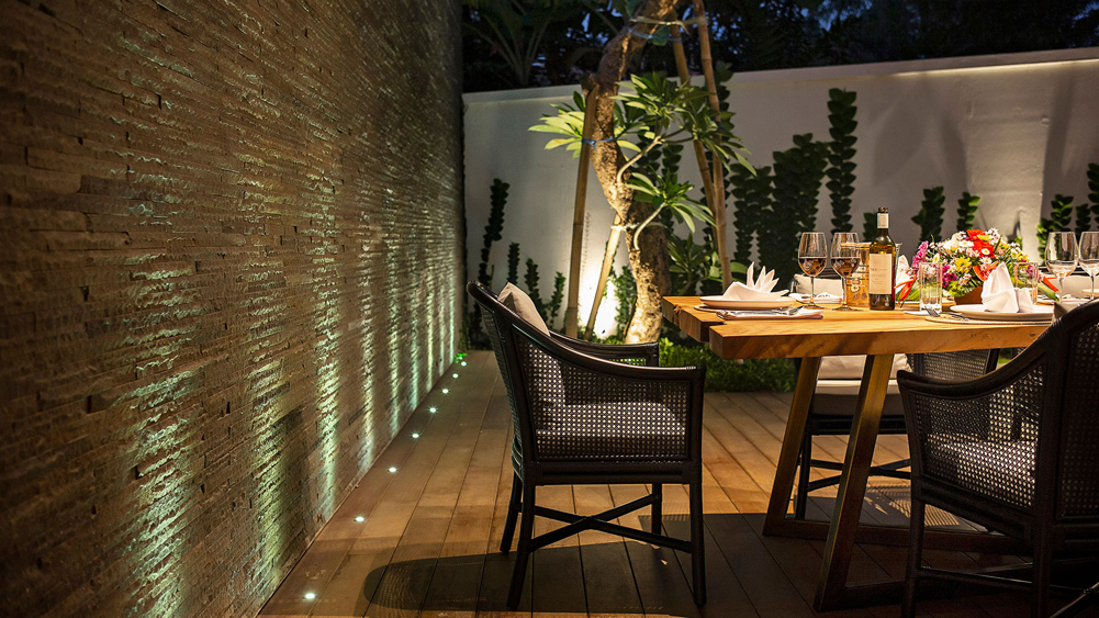 Villa Indrani - Alfresco dining by the pool
